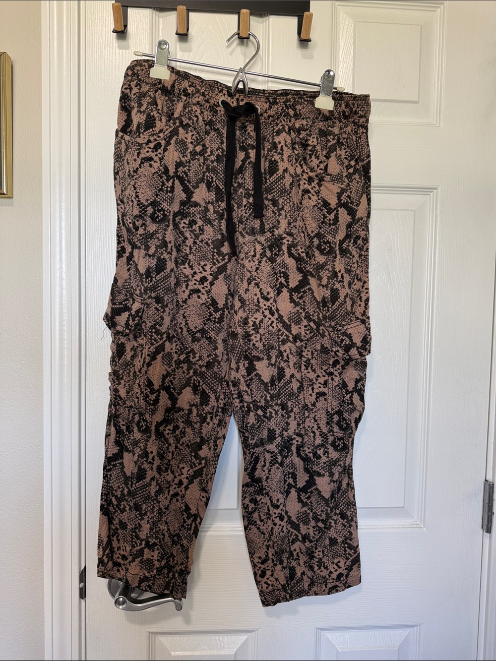 Sanctuary Snake-Print Elastic Waist cropped cargo pants Pink & Black Sz L petite
